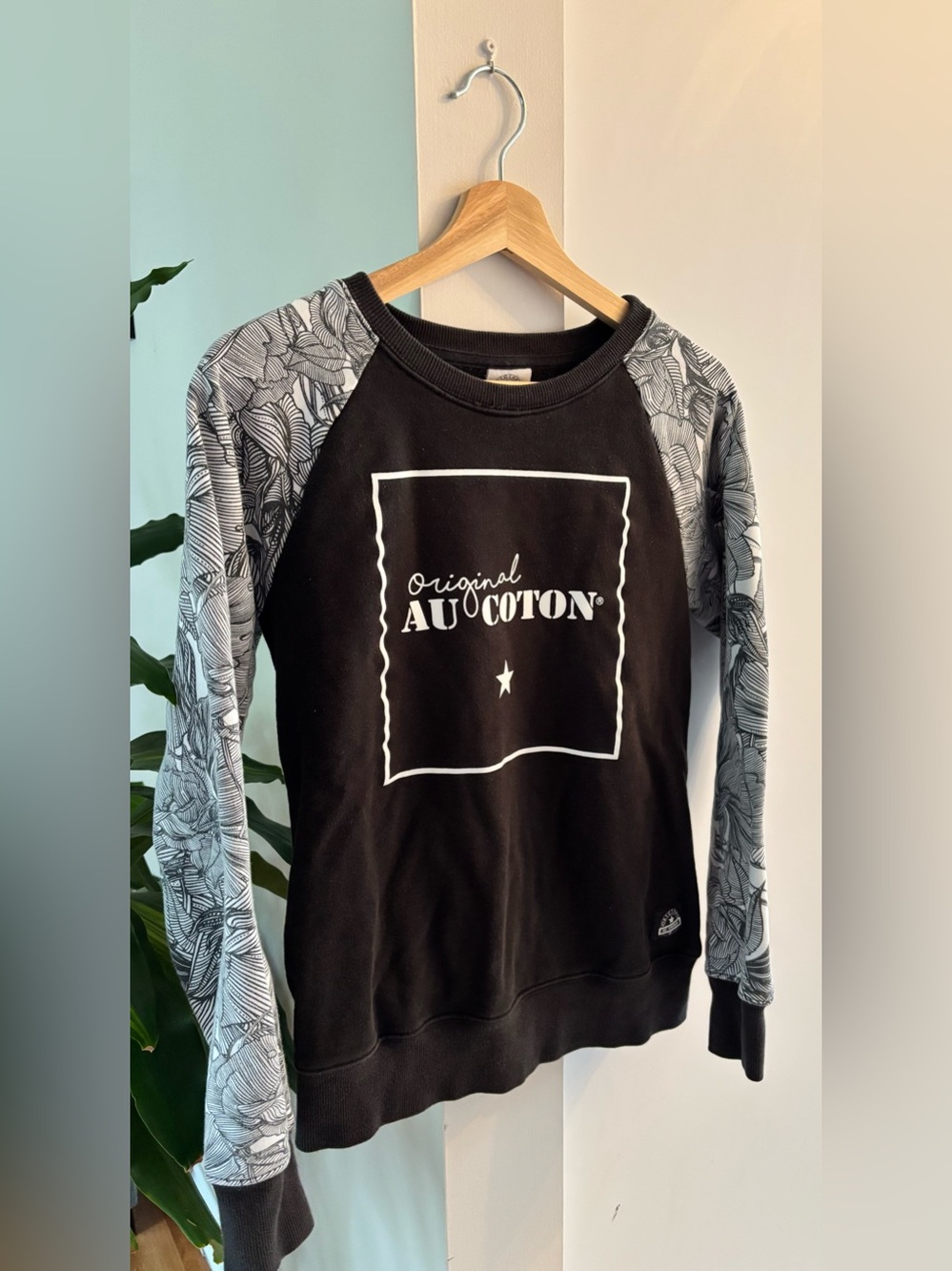 Quebec Original Au Coton Black Graphic Raglan Sweater